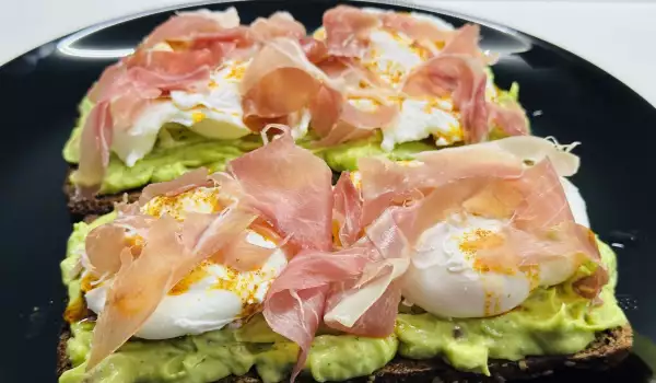 Pâine prăjită cu avocado, cu ouă poșate și prosciutto