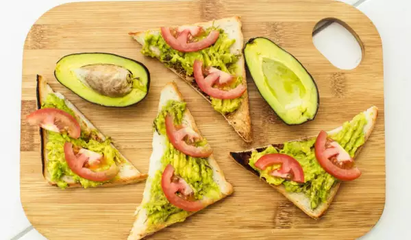 Avocado, întins pe o felie
