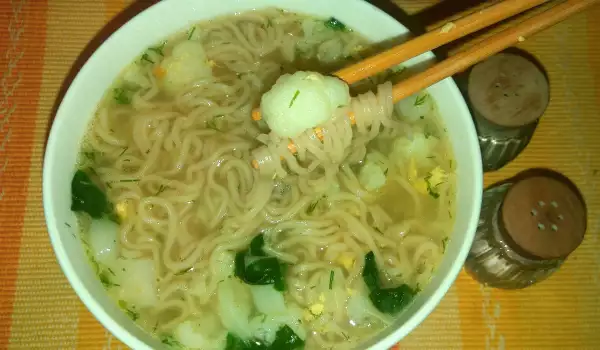 Supă japoneză Ramen cu conopidă și spanac