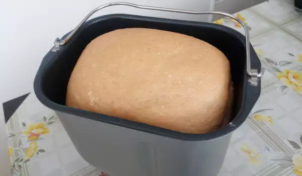 Pâine albă cu drojdie proaspătă, făcută la mașina de copt pâine