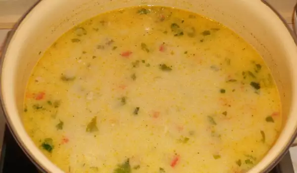 Supă de pui cu tăiței dreasă cu ou și iaurt