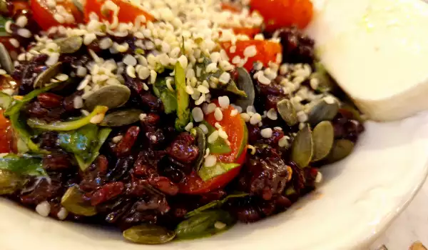 Salată de orez negru, roșii cherry și busuioc