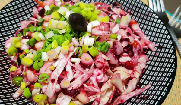 Salată cu fasole, sfeclă și varză