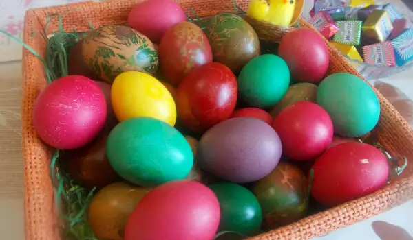 Ouă mai mari sau mai mici, vopsite pentru Paște