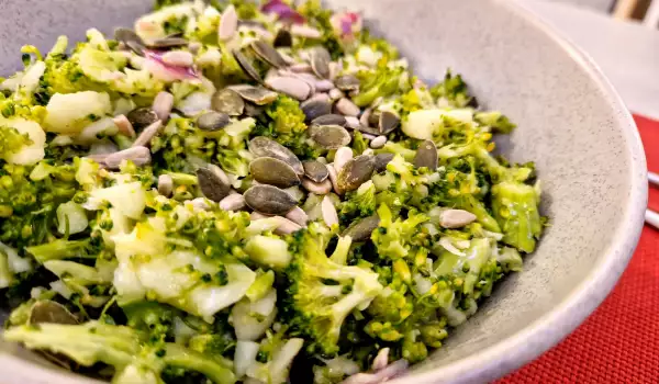 Salată de broccoli pentru iubitorii de preparate crude