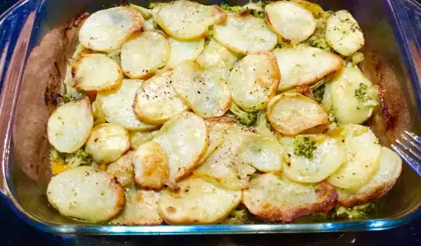 Mâncare vegetariană la cuptor, cu broccoli și cartofi (Zapekanka)
