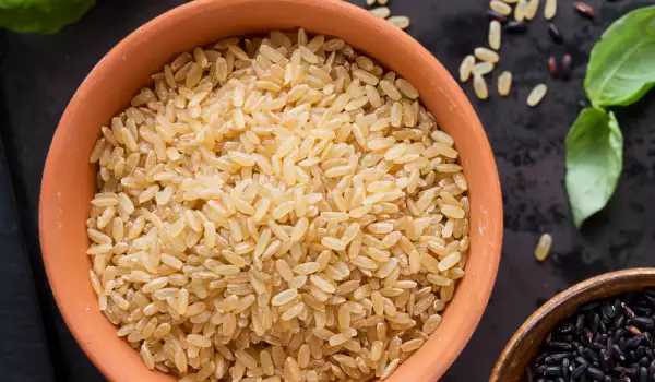 Cât timp se înmoaie orezul brun înainte de gătit?