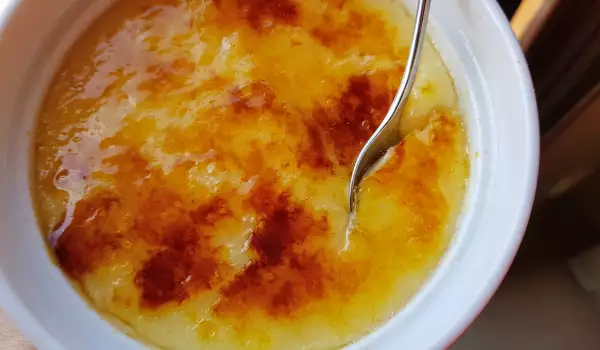 Cremă Brulee fiartă, cu vanilie și ouă întregi