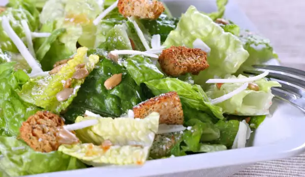 Salată Caesar cu pui