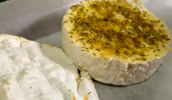 Camembert la cuptor cu usturoi, rozmarin și nuci