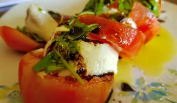 Salată Caprese cu busuioc proaspăt și concentrat de oțet balsamic