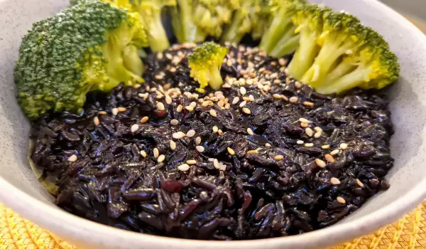 Orez negru cu broccoli în stil asiatic