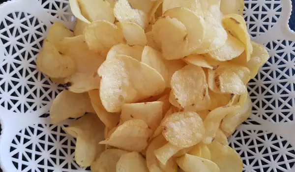 Chipsuri de cartofi la friteuza cu aer cald