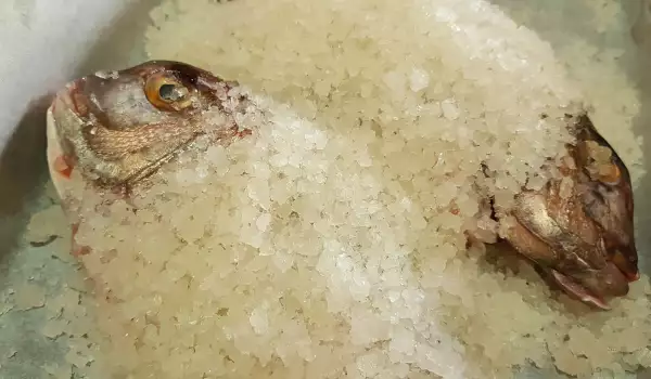 Pește copt în crustă de sare