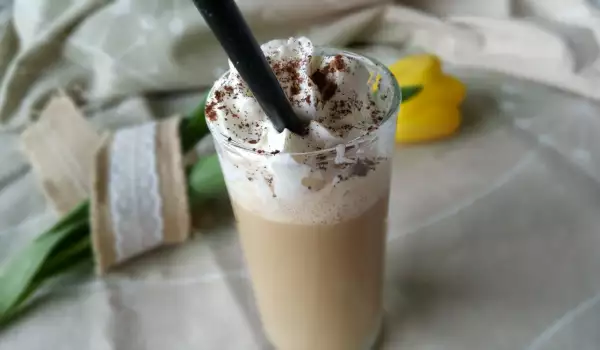 Frappé cu cacao, rom și frișcă