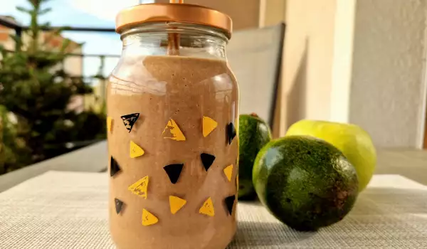 Smoothie de cacao cu avocado, banane și mere