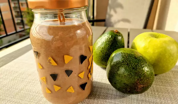 Smoothie de cacao cu avocado, banane și mere