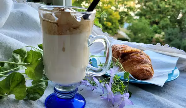 Cappuccino inversat (cafea Dalgona)