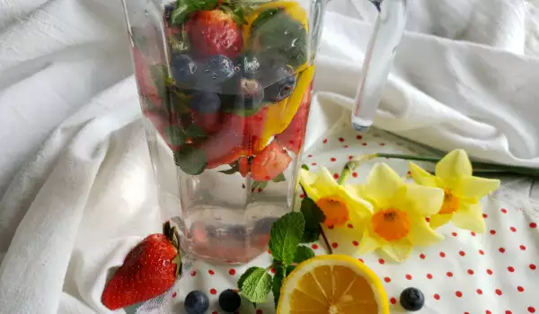 Băutură detoxifiantă cu fructe