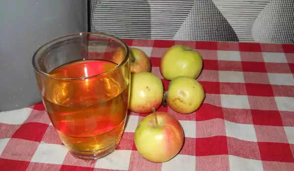 Oțet aromat din mere, preparat în casă