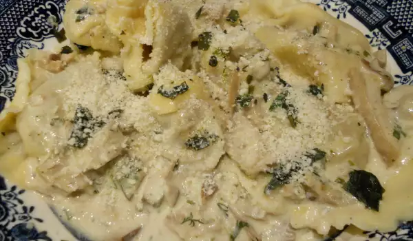 Ravioli de casă cu carne tocată de vită și mânătărci
