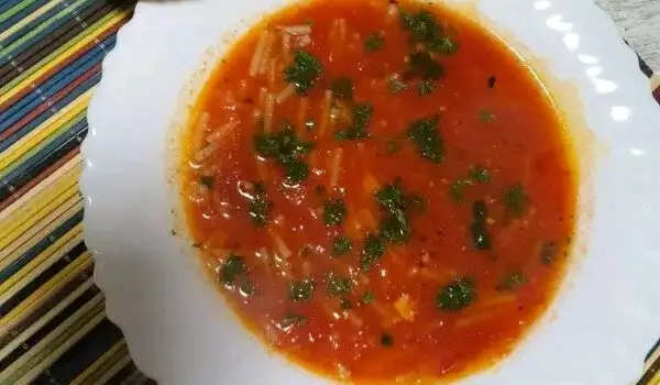 Supă de roșii cu tăiței și busuioc