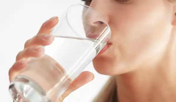 Câtă apă ar trebui să beți zilnic în funcție de greutatea dvs.?