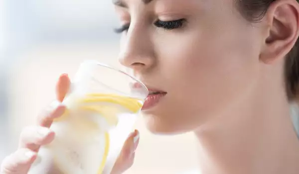 Apă cu lămâie reprezintă una dintre cele mai bune băuturi hidratante