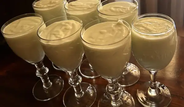 Crema de ouă, de casă, cu ciocolată albă