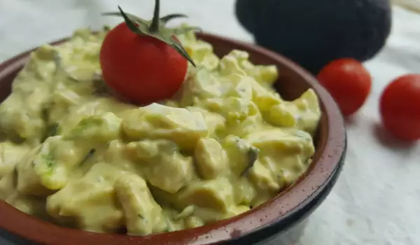 Salată cu avocado și ouă