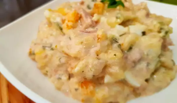Salată de ouă cu cartofi și maioneză
