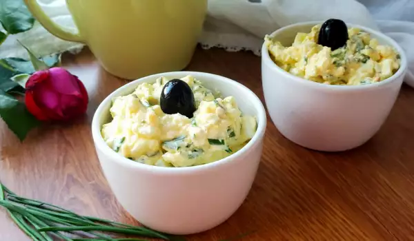 Salată de ouă cu brânză și maioneză