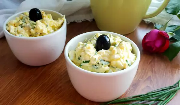 Salată de ouă cu brânză și maioneză