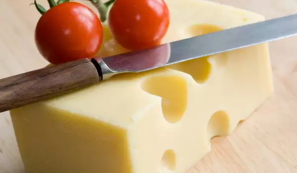 Brânză Emmental feliată