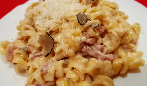 Fusilli cu bacon, smântână și trufe