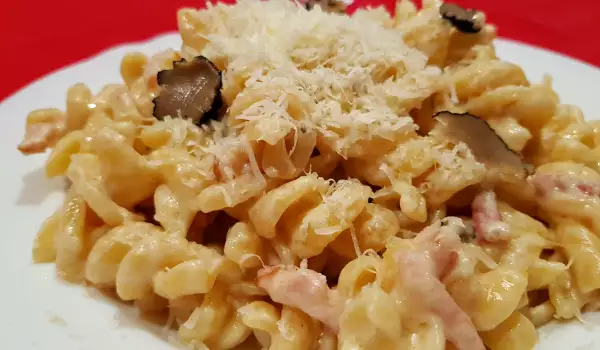 Fusilli cu bacon, smântână și trufe