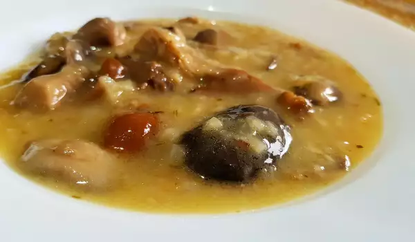 Sos de ciuperci pentru carne din gălbiori, shiitake și mânătărci