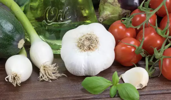 Пресен чесън и домати