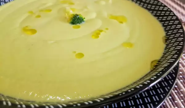 Supă crema cu broccoli, mazăre și praz