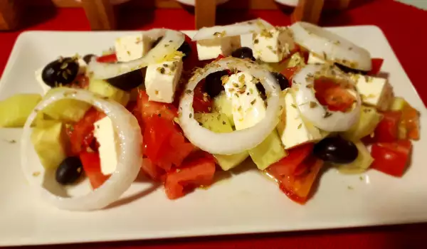 Salată grecească cu brânză Feta și măsline
