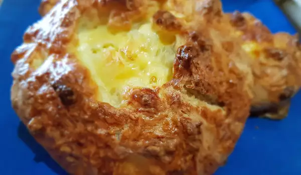 Khachapuri georgiană cu ouă și brânză