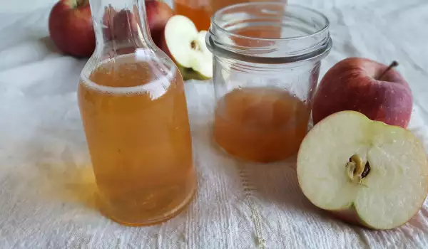 Oțet de mere preparat în casă, fără conservanți