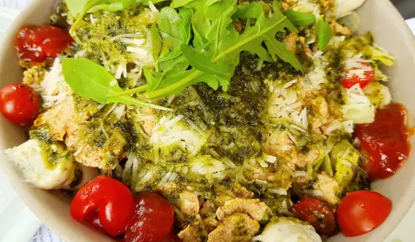 Salată aspectuoasă cu iceberg și brânză Gorgonzola