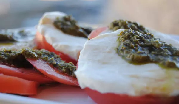 Salată Caprese cu pesto alla genovese