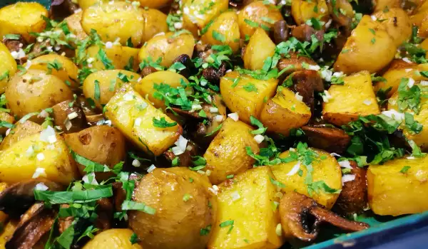 Cartofi aurii la cuptor cu ciuperci, după o rețetă arăbească