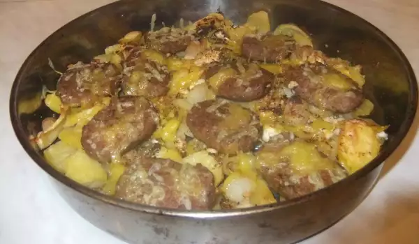 Cartofi copți cu brânză și chiftele, la cuptor