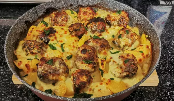 Cartofi copți cu brânză și chiftele, la cuptor