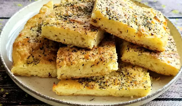 Focaccia keto cu mozzarella și cremă de brânză