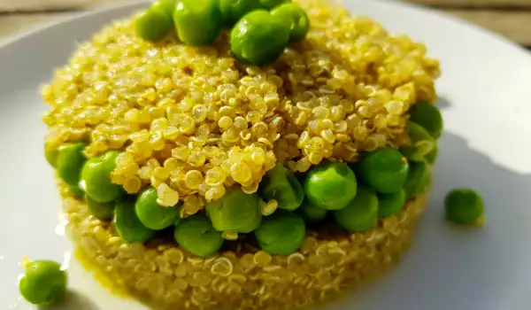 Salată de quinoa și mazăre cu pesto de migdale