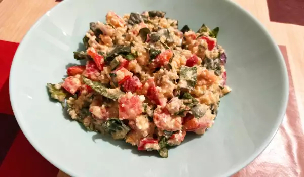 Salată cu quinoa și dressing de urdă